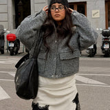 Modelfoto af pige med grå ASTRID jakke. Fra BySofieSønderby