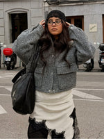 Modelfoto af pige med grå ASTRID jakke. Fra BySofieSønderby