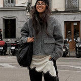 Modelfoto af pige med grå ASTRID jakke. Fra BySofieSønderby