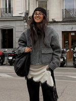 Modelfoto af pige med grå ASTRID jakke. Fra BySofieSønderby