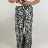 Modelbillede af AUGUSTA jeans med leopard print. Set forfra. Fra BySofieSønderby