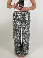 Modelbillede af AUGUSTA jeans med leopard print. Set forfra. Fra BySofieSønderby