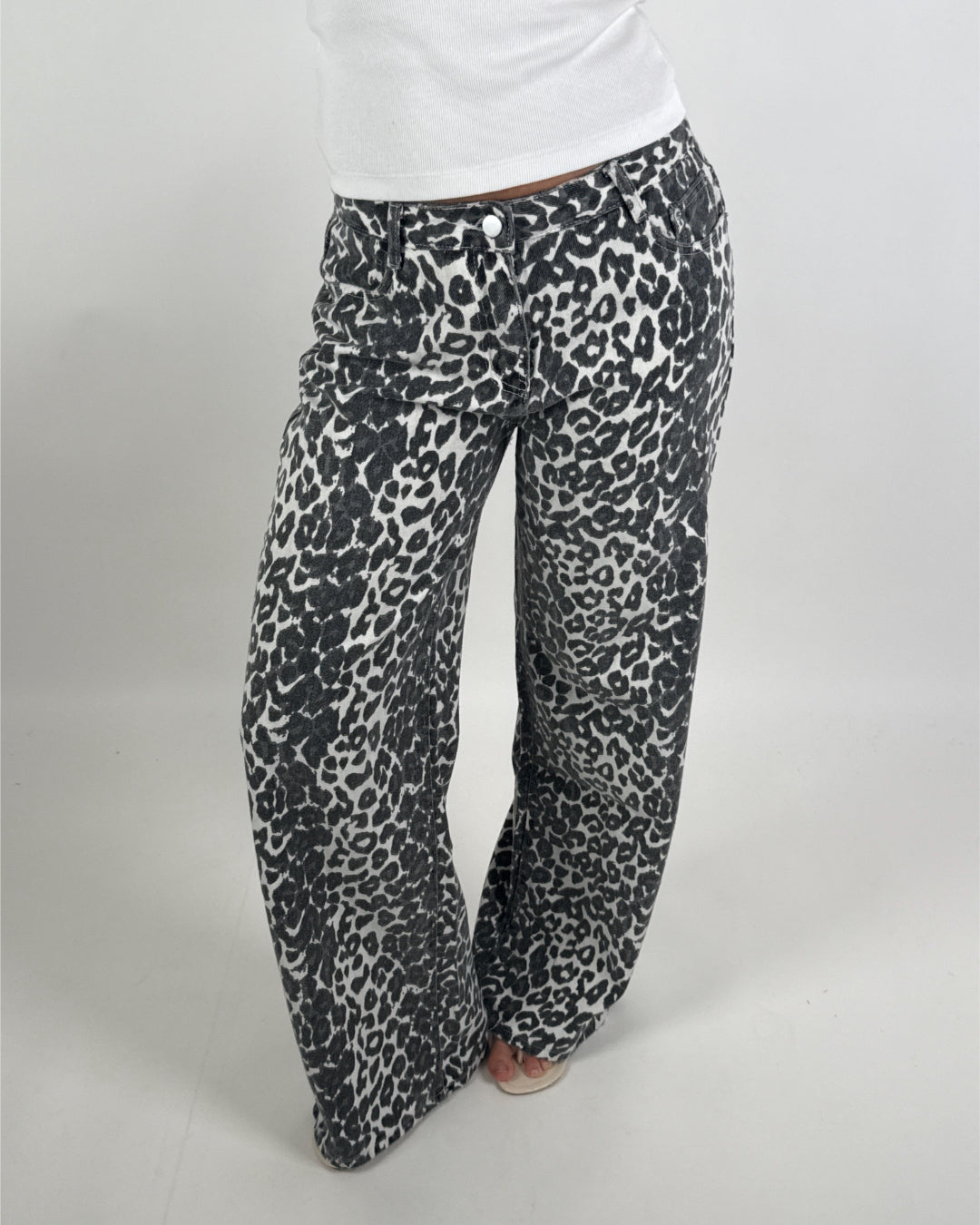 Modelbillede af AUGUSTA jeans med leopard print. Set forfra. Fra BySofieSønderby