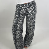Modelbillede af AUGUSTA jeans med leopard print. Set forfra. Fra BySofieSønderby