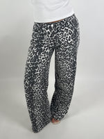 Modelbillede af AUGUSTA jeans med leopard print. Set forfra. Fra BySofieSønderby