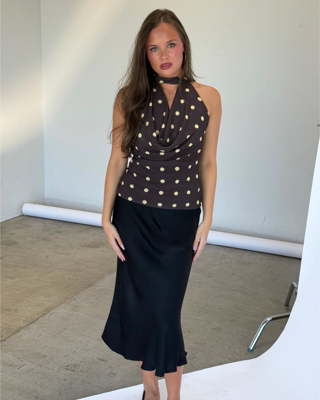 Modelbillede af brun AYLIN top. Set forfra. Fra BySofieSønderby