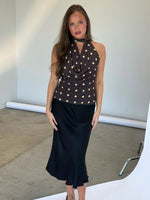 Modelbillede af brun AYLIN top. Set forfra. Fra BySofieSønderby