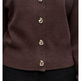 Detaljebillede af brun BALIA strik cardigan. Set forfra. Fra BySofieSønderby