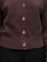 Detaljebillede af brun BALIA strik cardigan. Set forfra. Fra BySofieSønderby
