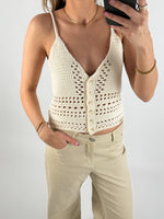 Modelbillede af creme farvet BARBARA cardigan. Set forfra. Fra BySofieSønderby