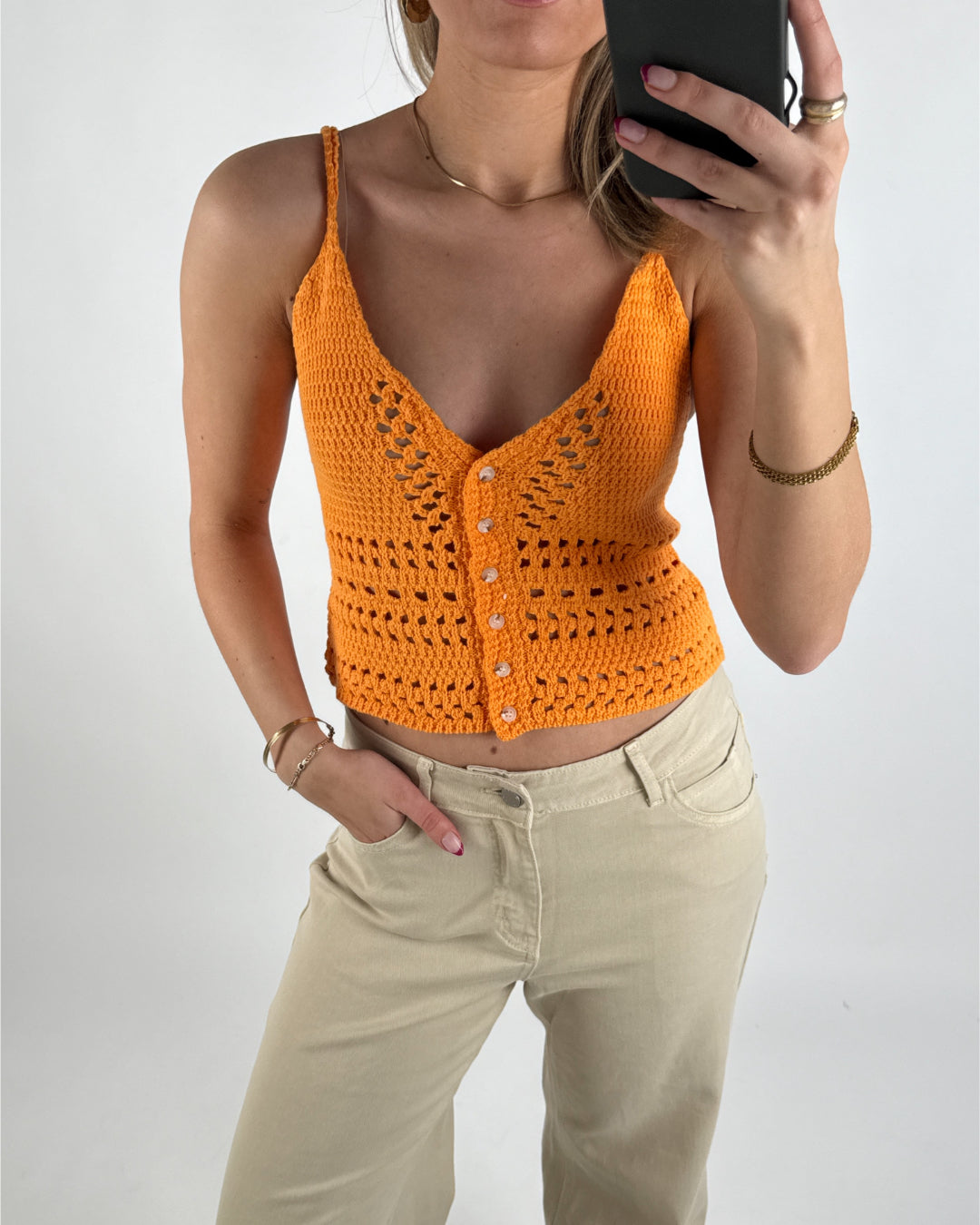 Modelbillede af orange BARBARA cardigan. Set forfra. Fra BySofieSønderby