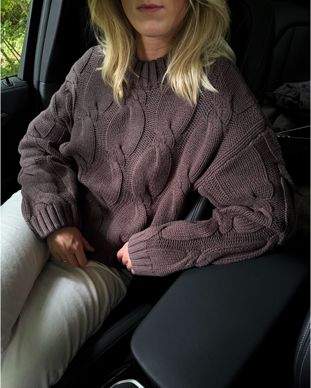Modelfoto af pige i en brun Bay striktrøje og hvide Nanna jeans. Alt er fra BySofieSønderby