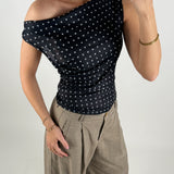 Modelbillede af sort LENNOX off shoulder top. Set forfra. Fra BySofieSønderby