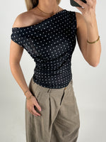 Modelbillede af sort LENNOX off shoulder top. Set forfra. Fra BySofieSønderby