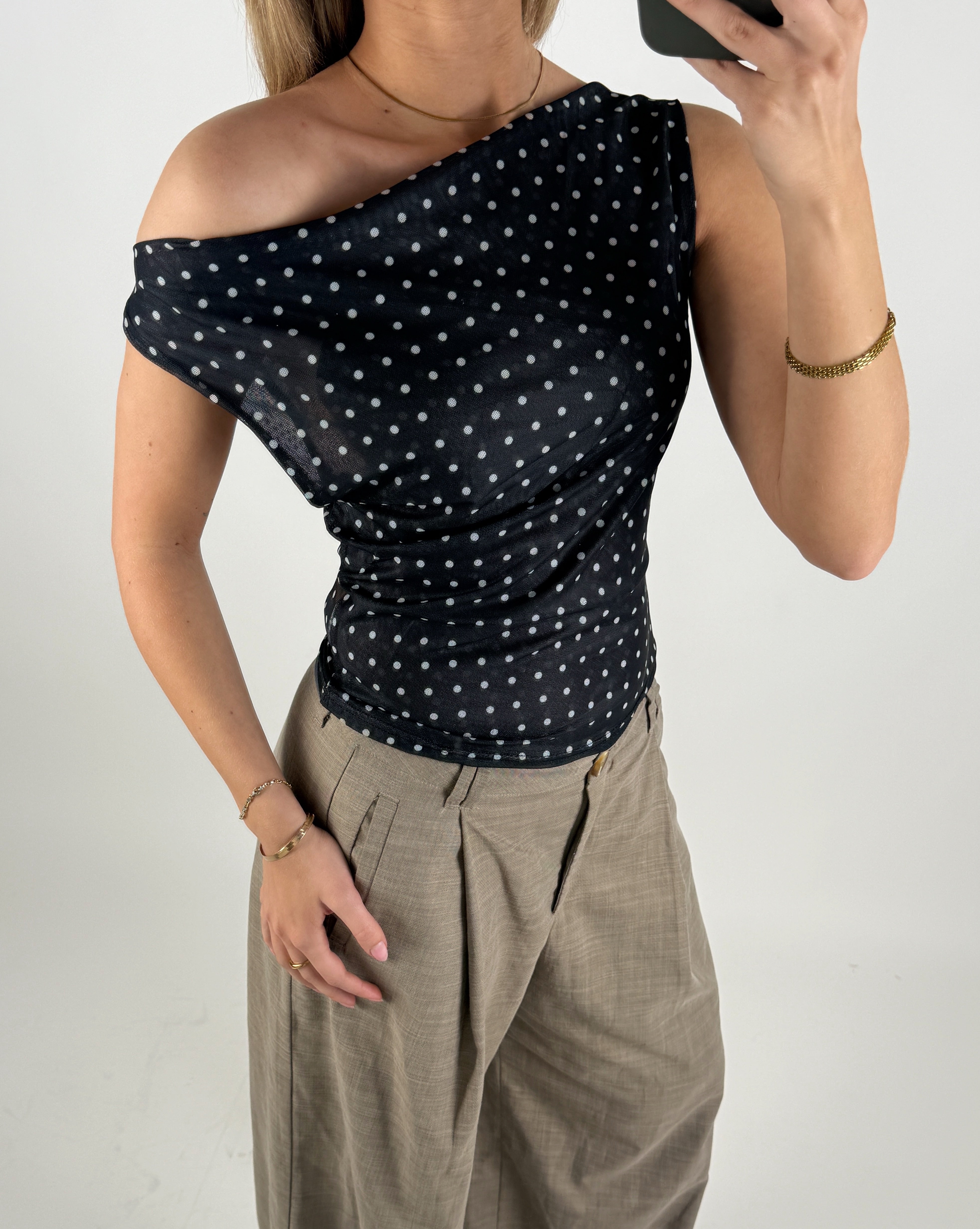 Modelbillede af sort LENNOX off shoulder top. Set forfra. Fra BySofieSønderby