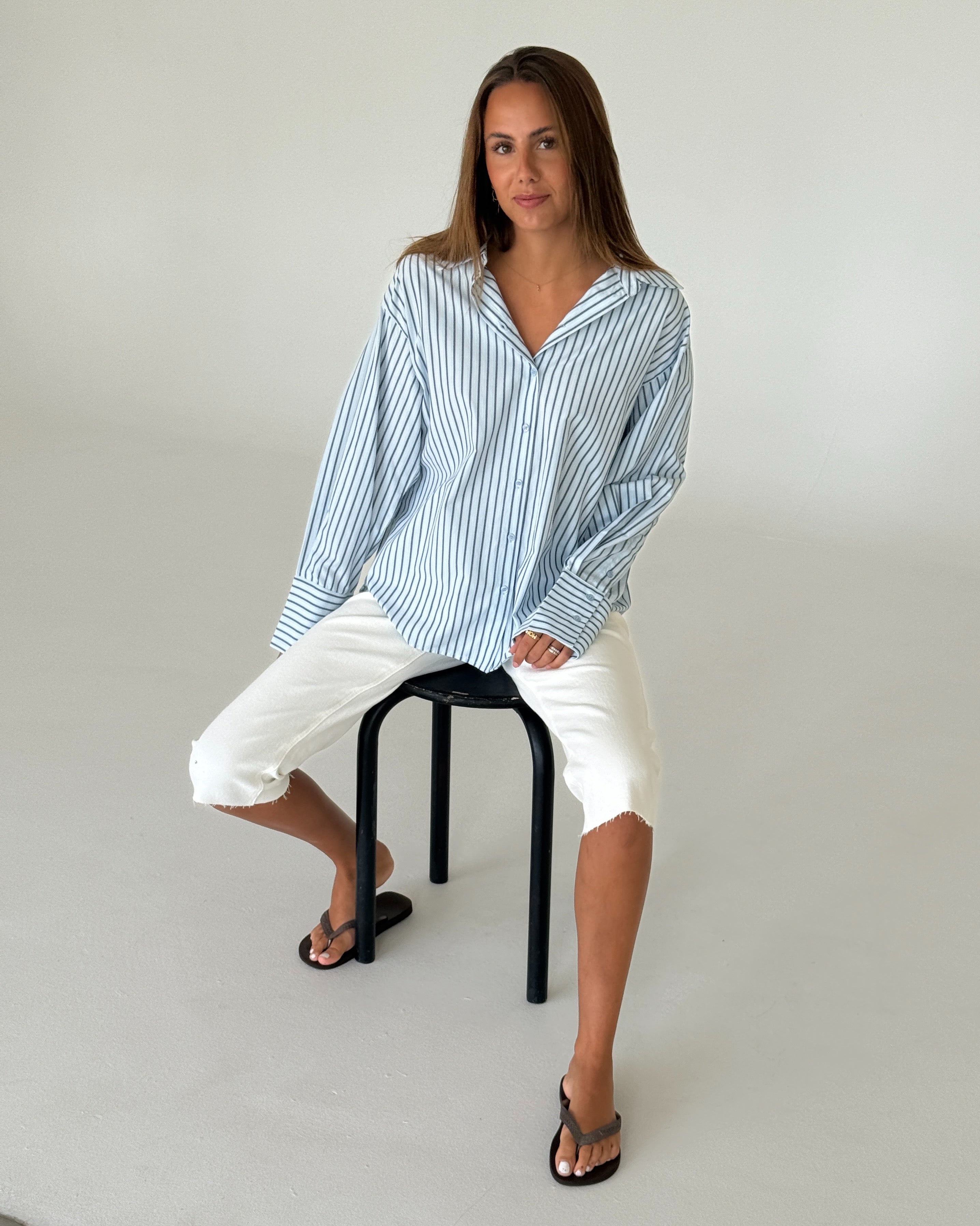 Modelbillede af BELLA skjorte, stribet blå og VANESSA capri bukser, hvid. Fra BySofieSønderby