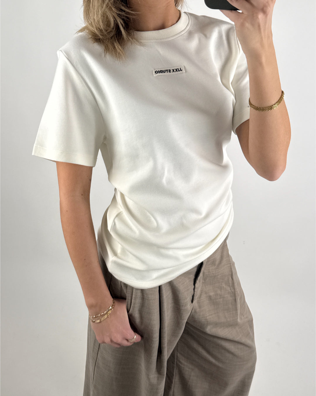 Modelbillede af cremefarvet BELLE t-shirt Set forfra. Fra BySofieSønderby