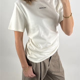 Modelbillede af cremefarvet BELLE t-shirt Set forfra. Fra BySofieSønderby