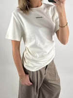 Modelbillede af cremefarvet BELLE t-shirt Set forfra. Fra BySofieSønderby