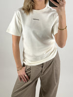 Modelbillede af cremefarvet BELLE t-shirt Set forfra. Fra BySofieSønderby