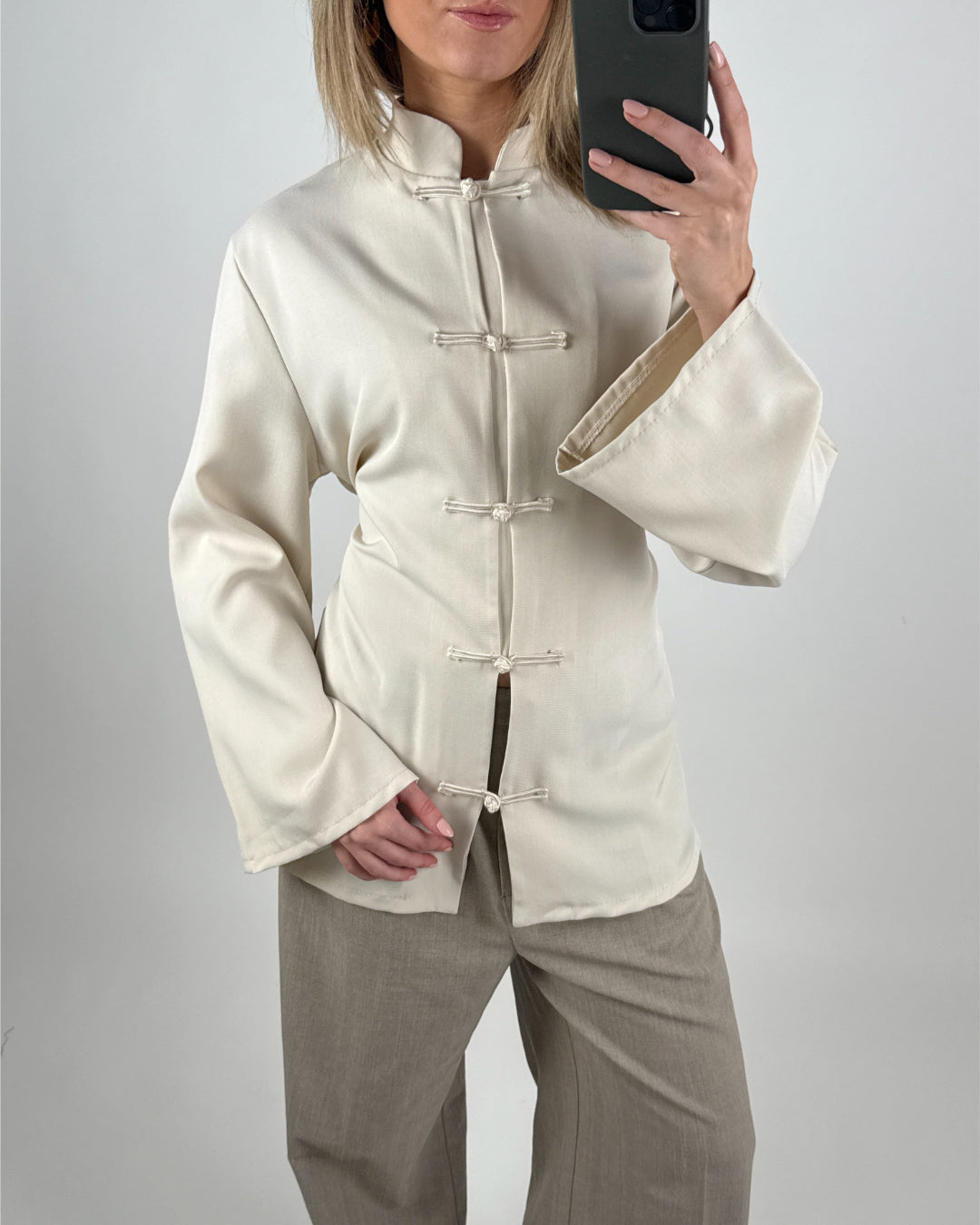 Modelbillede af beige BERKLEY bluse med knude detaljer. Set forfra. Fra BySofieSønderby