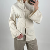 Modelbillede af beige BERKLEY bluse med knude detaljer. Set forfra. Fra BySofieSønderby