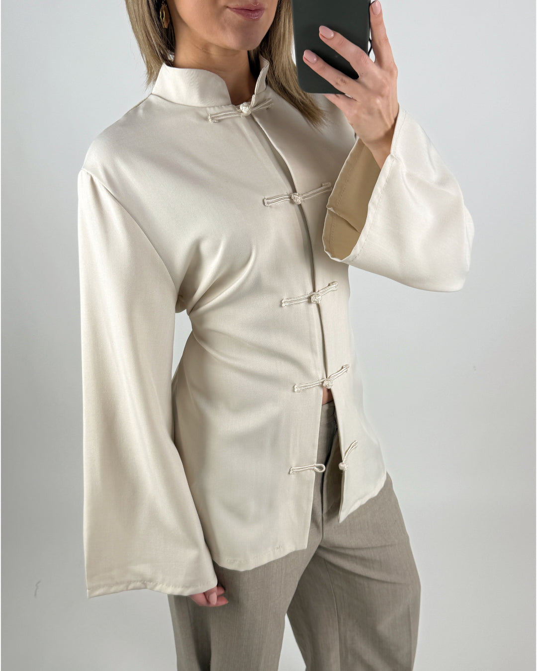 Modelbillede af beige BERKLEY bluse med knude detaljer. Set forfra. Fra BySofieSønderby