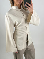 Modelbillede af beige BERKLEY bluse med knude detaljer. Set forfra. Fra BySofieSønderby