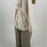 Modelbillede af beige BERKLEY bluse med knude detaljer. Set bagfra. Fra BySofieSønderby