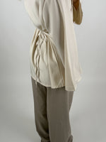 Modelbillede af beige BERKLEY bluse med knude detaljer. Set bagfra. Fra BySofieSønderby