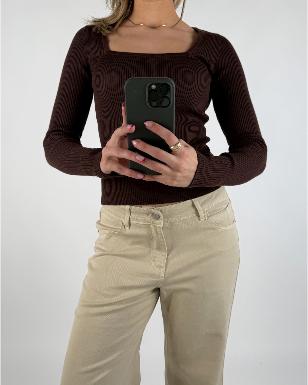 Modelbillede af brun BERTHA bluse. Set forfra. Fra BySofieSønderby