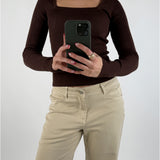Modelbillede af brun BERTHA bluse. Set forfra. Fra BySofieSønderby