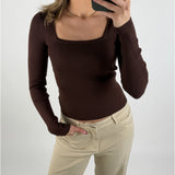 Modelbillede af brun BERTHA bluse. Set forfra. Fra BySofieSønderby