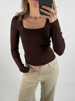 Modelbillede af brun BERTHA bluse. Set forfra. Fra BySofieSønderby