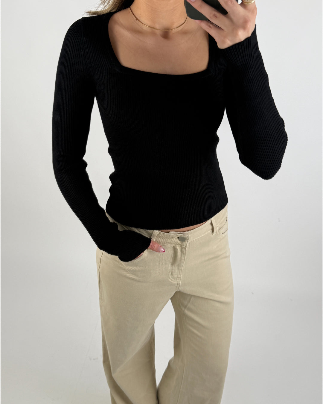 Modelbillede af sort BERTHA bluse. Set forfra. Fra BySofieSønderby