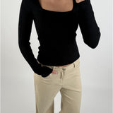 Modelbillede af sort BERTHA bluse. Set forfra. Fra BySofieSønderby