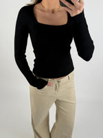 Modelbillede af sort BERTHA bluse. Set forfra. Fra BySofieSønderby
