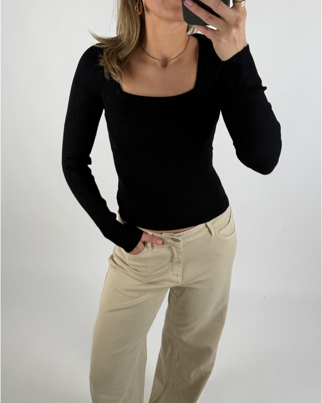 Modelbillede af sort BERTHA bluse. Set forfra. Fra BySofieSønderby