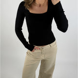 Modelbillede af sort BERTHA bluse. Set forfra. Fra BySofieSønderby
