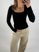 Modelbillede af sort BERTHA bluse. Set forfra. Fra BySofieSønderby