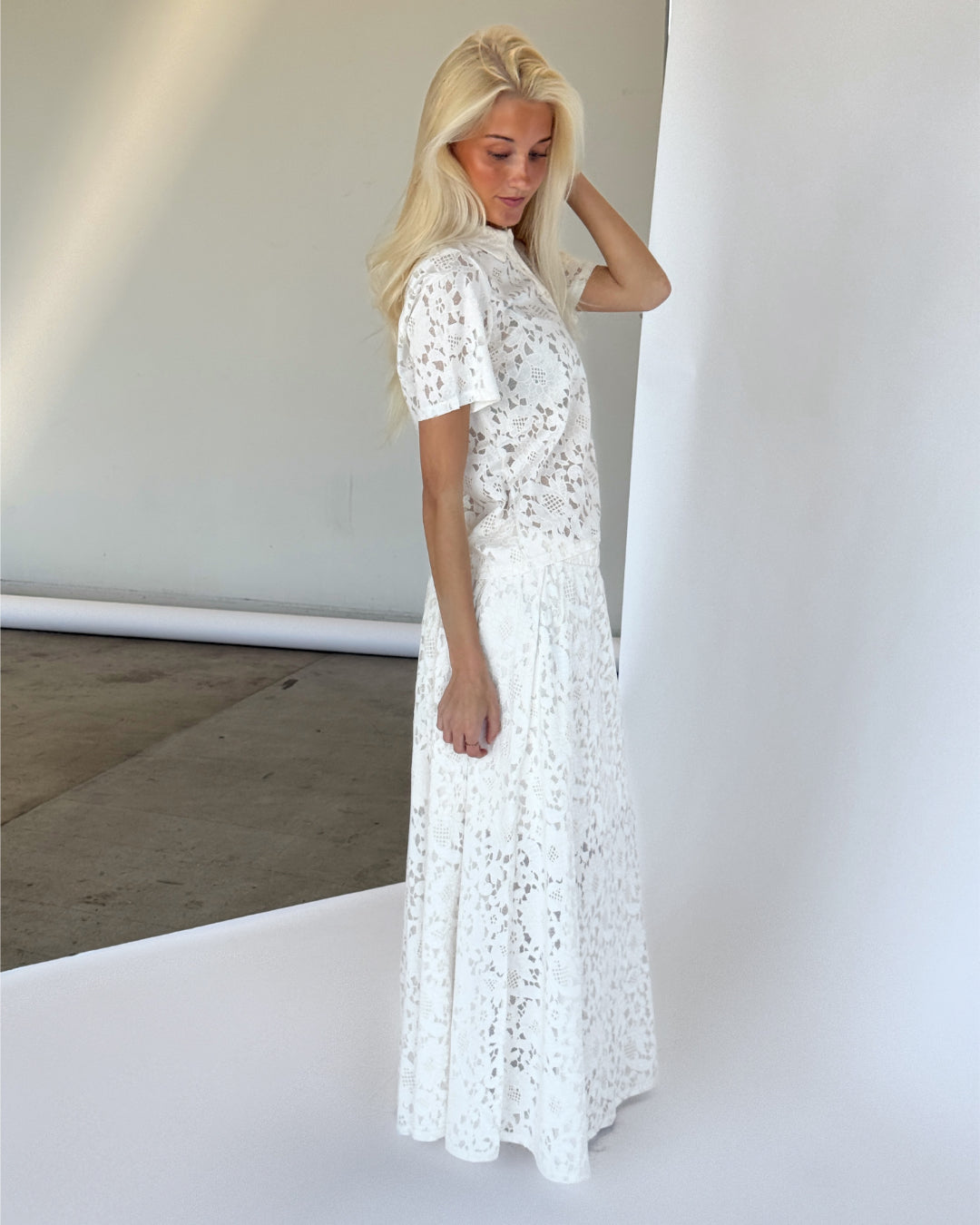 Modelbillede af hvid BIANCA bluse. Set forfra. Fra BySofieSønderby