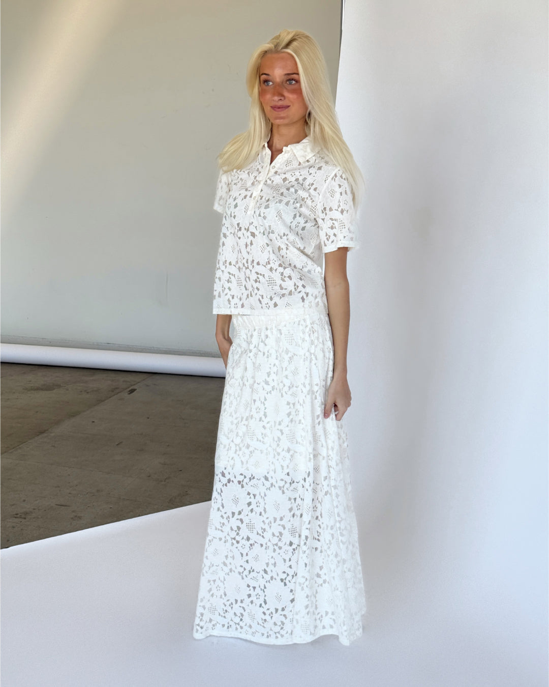 Modelbillede af hvid BIANCA nederdel. Set forfra. Fra BySofieSønderby
