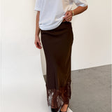 Modelfoto af pige i brun BILLIE nederdel, samt hvid t-shirt. Alt er fra BySofieSønderby.