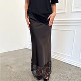 Modelfoto af pige i sort BILLIE nederdel, samt sort t-shirt. Alt er fra BySofieSønderby.