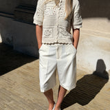 Modelbillede af BINDI kortærmet strik cardigan, creme. Fra BySofieSønderby