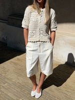 Modelbillede af BINDI kortærmet strik cardigan, creme. Fra BySofieSønderby