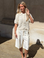 Modelbillede af BINDI kortærmet strik cardigan, creme. Fra BySofieSønderby