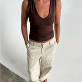 Modelfoto af pige der bærer Blakely top i brun, samt beige Yale bukser. Alt fra BySofieSønderby