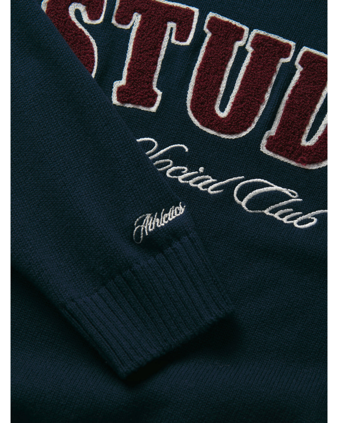 Detaljebillede af navy BROOK sweatshirt. BySofieSønderby.