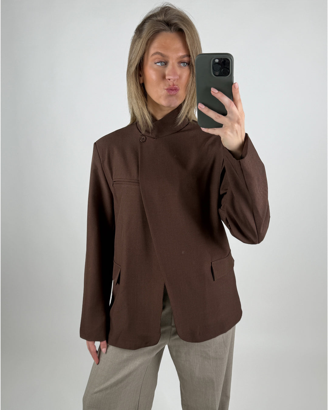 Modelbillede af brun BRYNN blazer. Set forfra. Fra BySofieSønderby